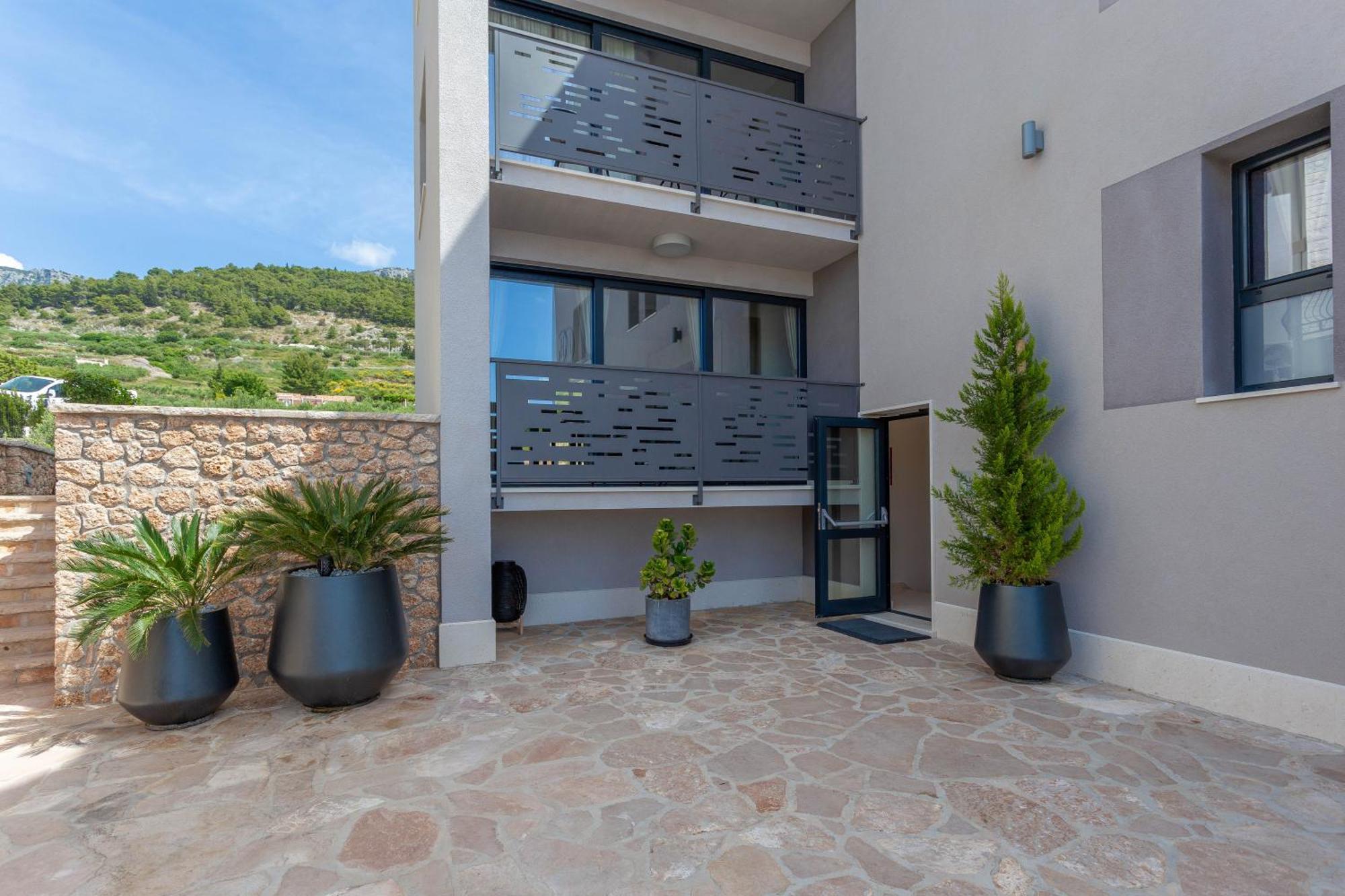 Grey House Apartment Bol Exterior photo