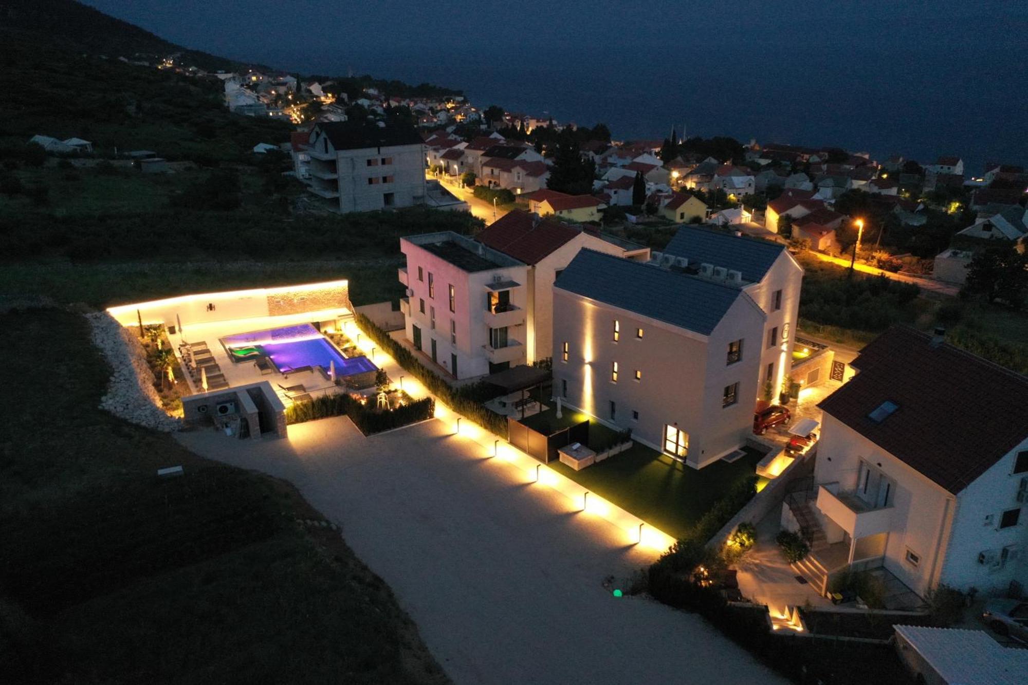 Grey House Apartment Bol Exterior photo