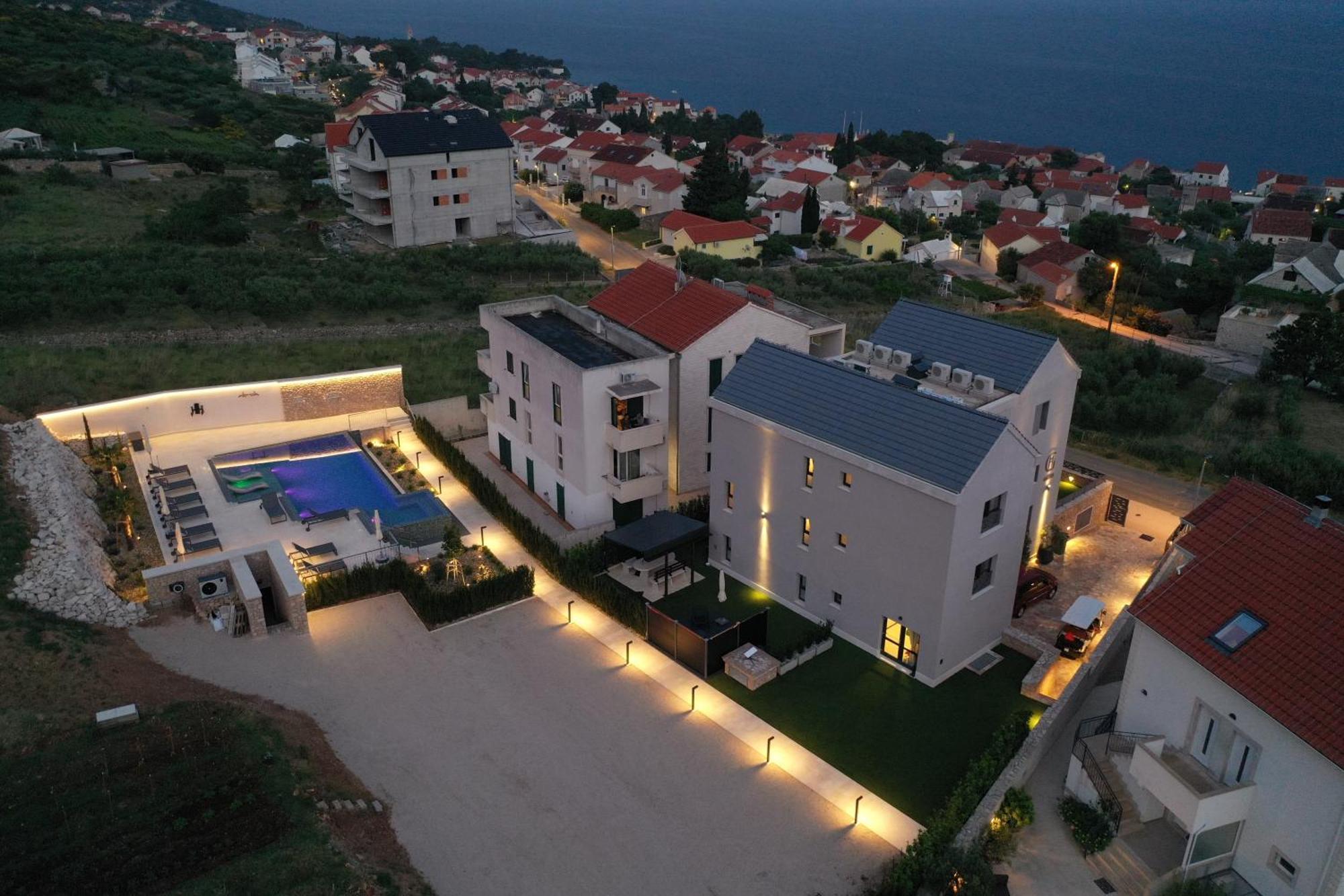 Grey House Apartment Bol Exterior photo