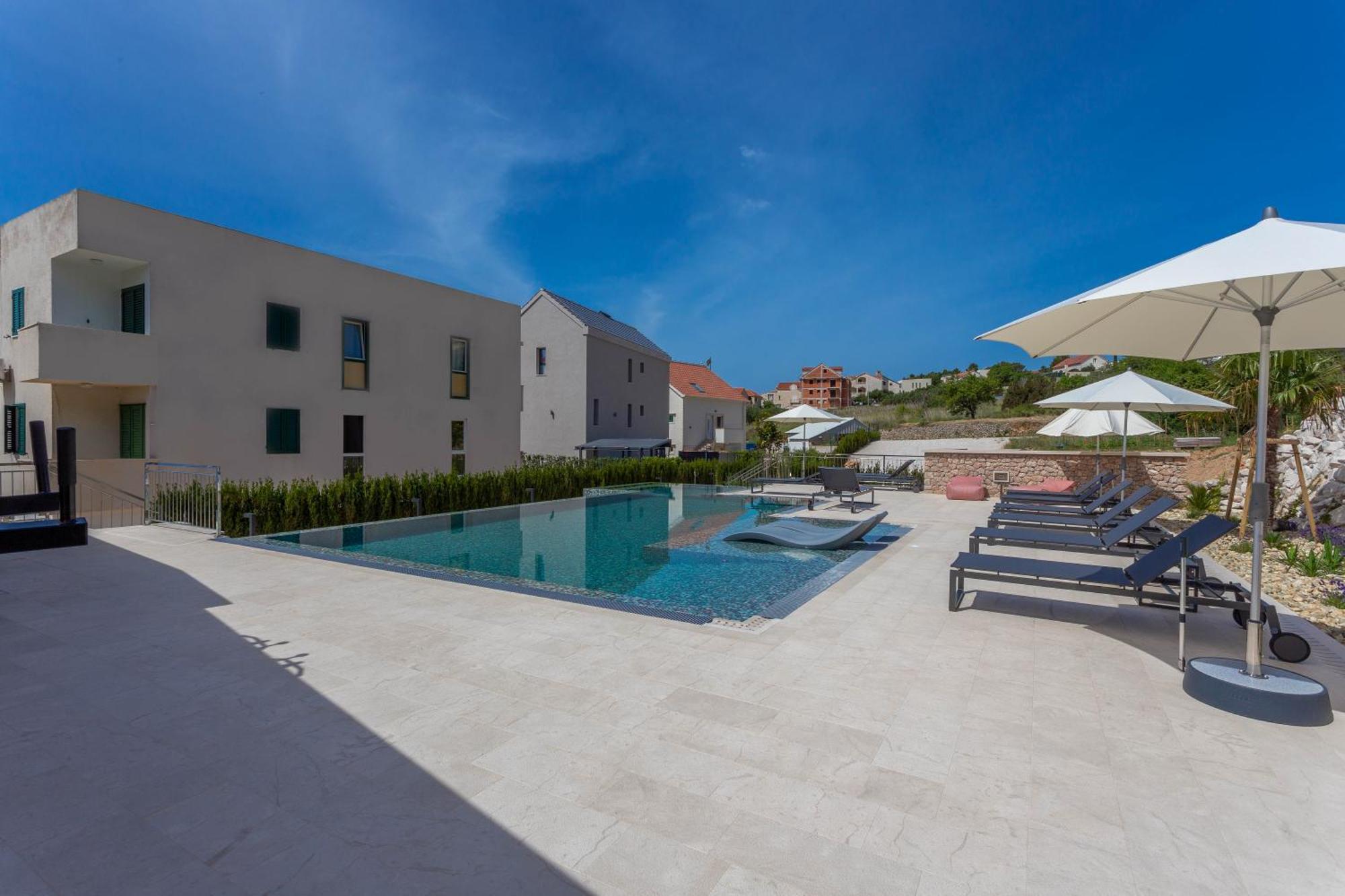Grey House Apartment Bol Exterior photo