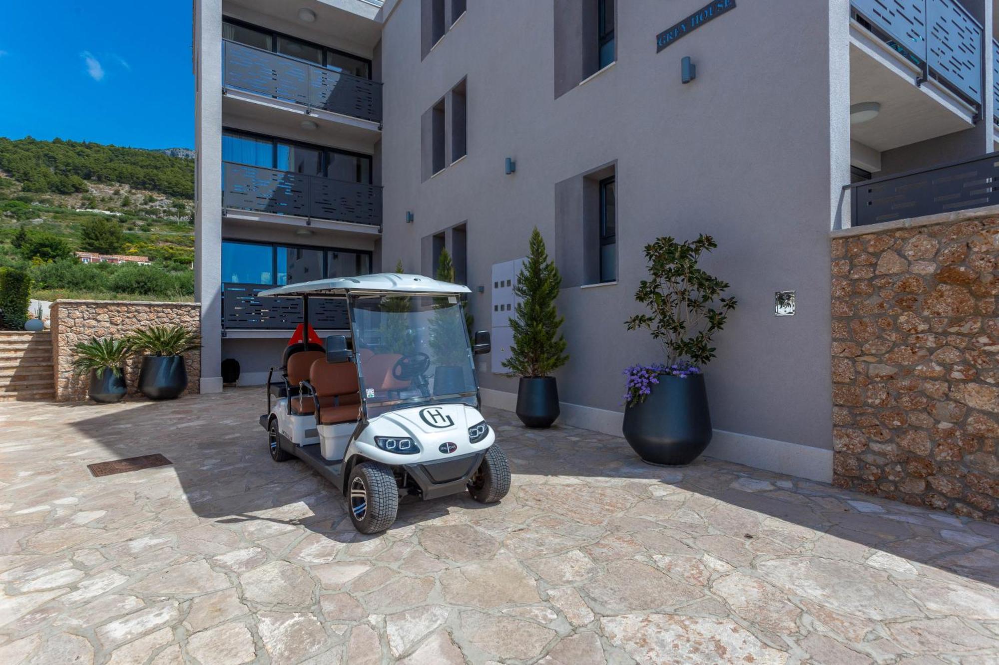 Grey House Apartment Bol Exterior photo