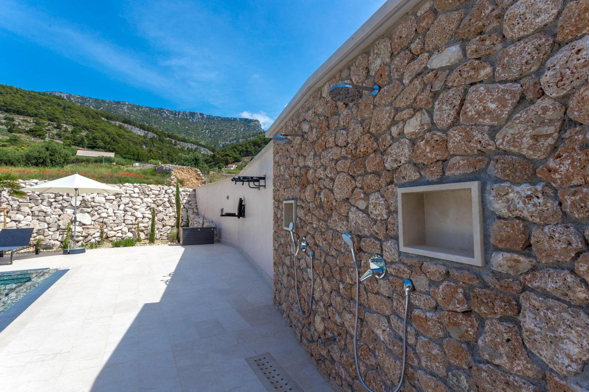 Grey House Apartment Bol Exterior photo